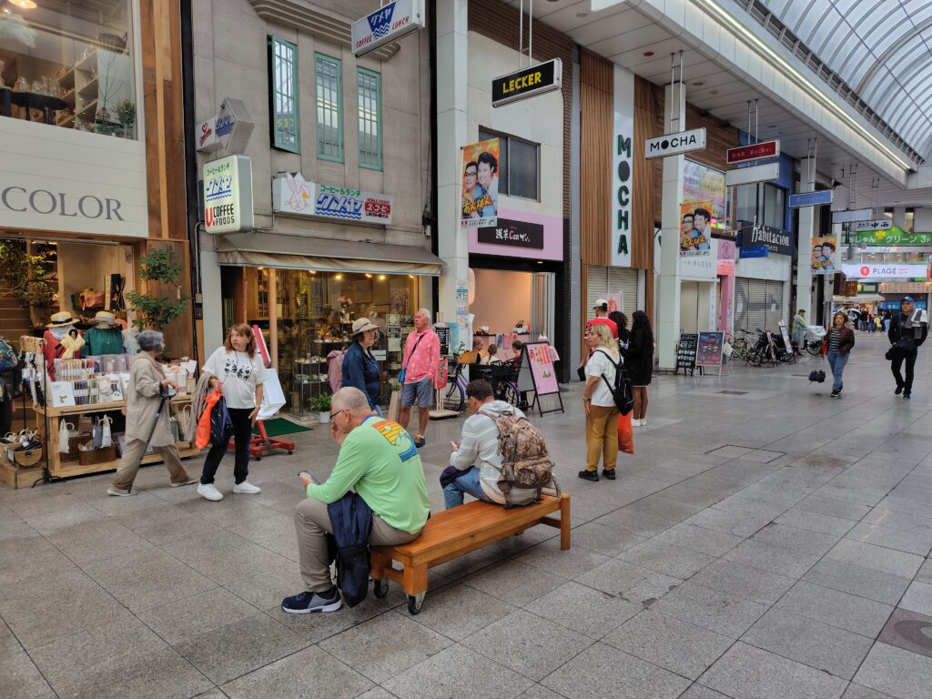 高知市帯屋町訪日外国人観光客