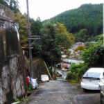 急傾斜の団地に建つ空き家