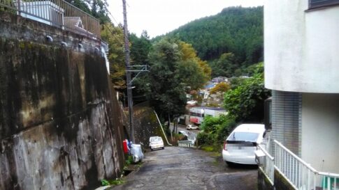 急傾斜の団地に建つ空き家