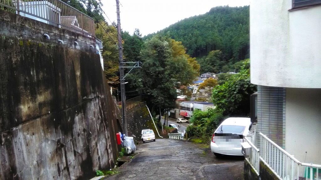 急傾斜の団地に建つ空き家