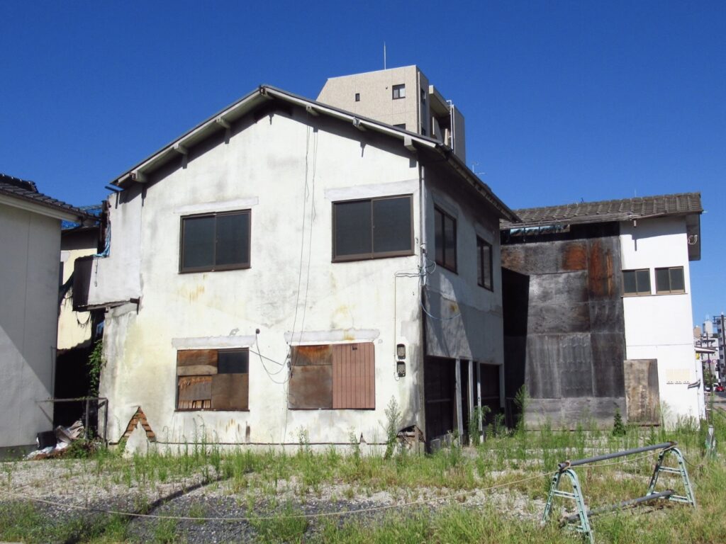 安芸市の市街地にある空き家