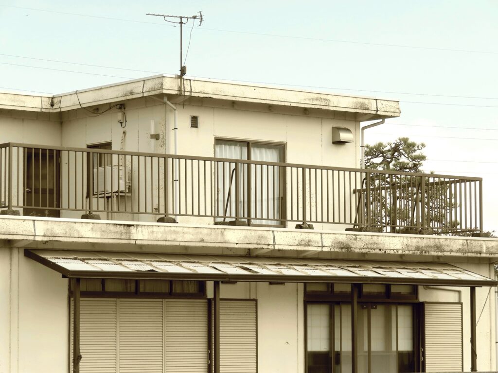 いの町郊外の老朽化した空き家