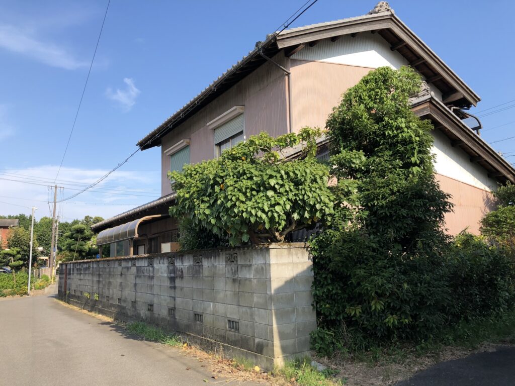 高知市郊外の老朽化した空き家