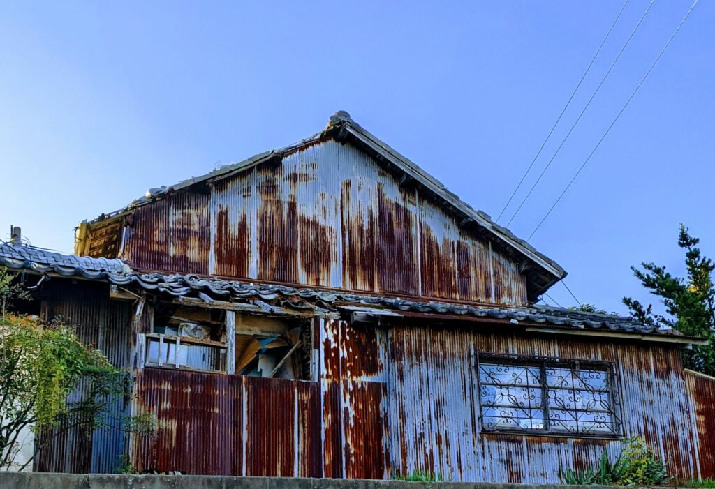室戸市郊外の老朽化した空き家