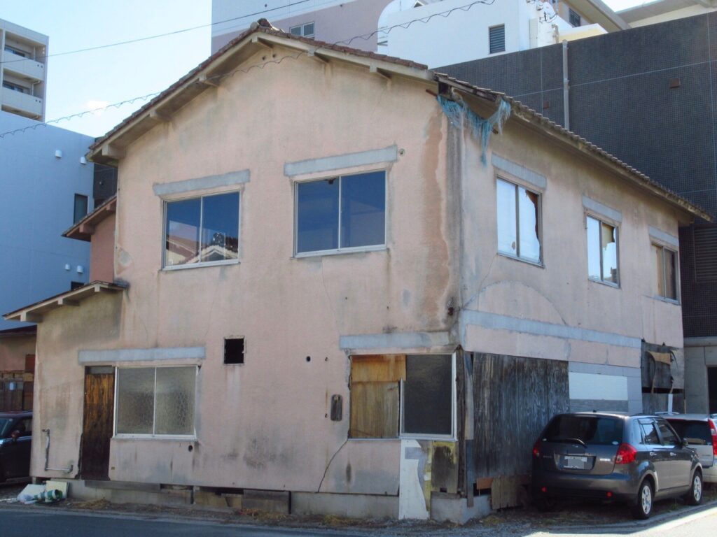 香南市郊外の老朽化した空き家