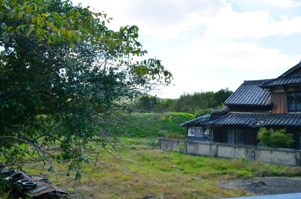 香美市郊外の老朽化した空き家