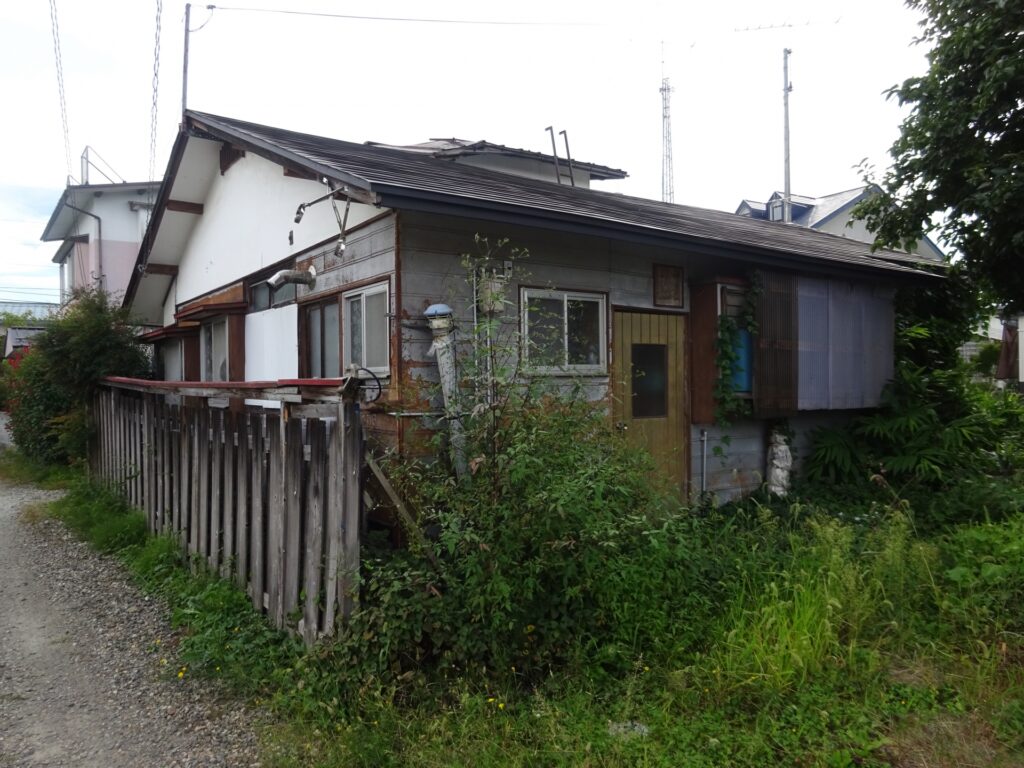 三原村にある老朽化した空き家