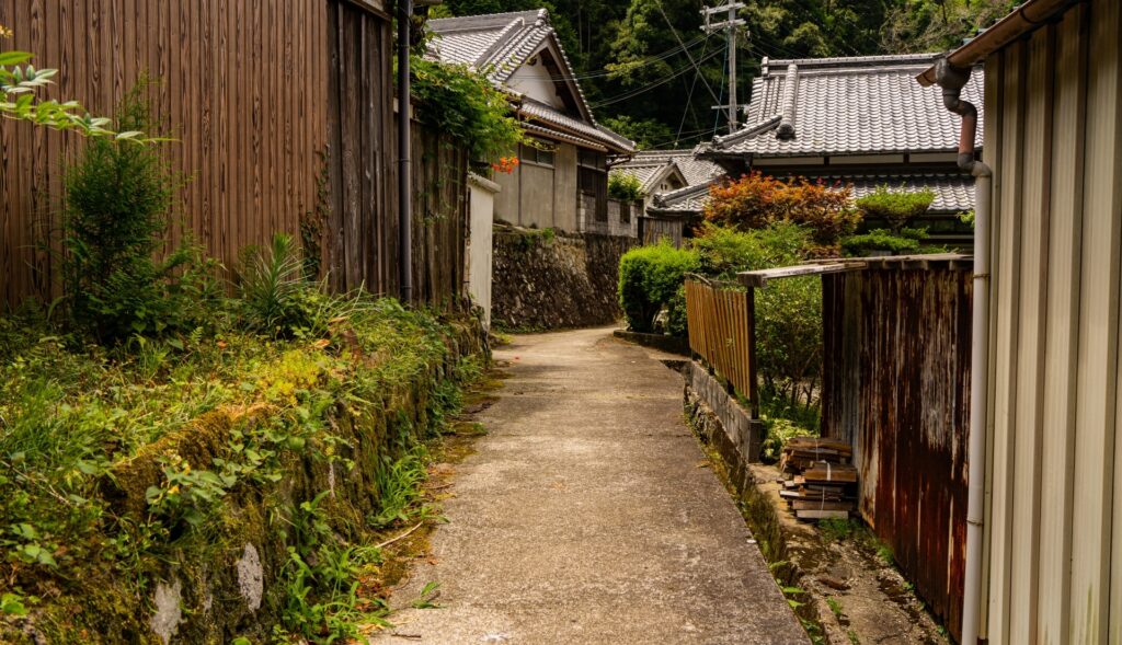 地震後の空き家公費解体、住宅密集地