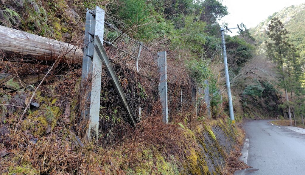 高知県の山林倒木対策として設置した防護ネット