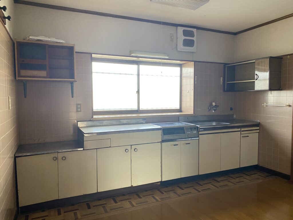 何年も放置した空家の台所