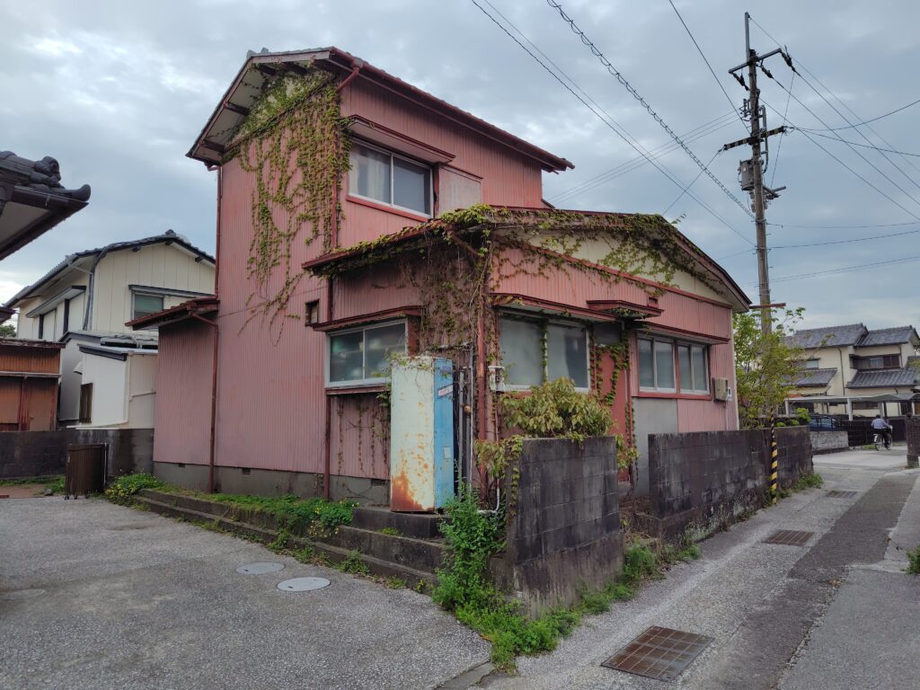 高知市の40年間放置された空き家・ツタが生えている