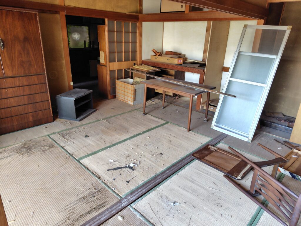 高知の解体しか残された道のない空き家の内部