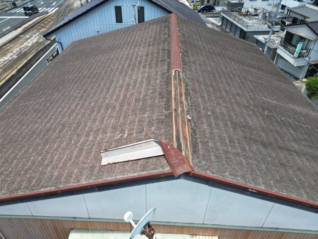 屋根棟板金の破損状況写真