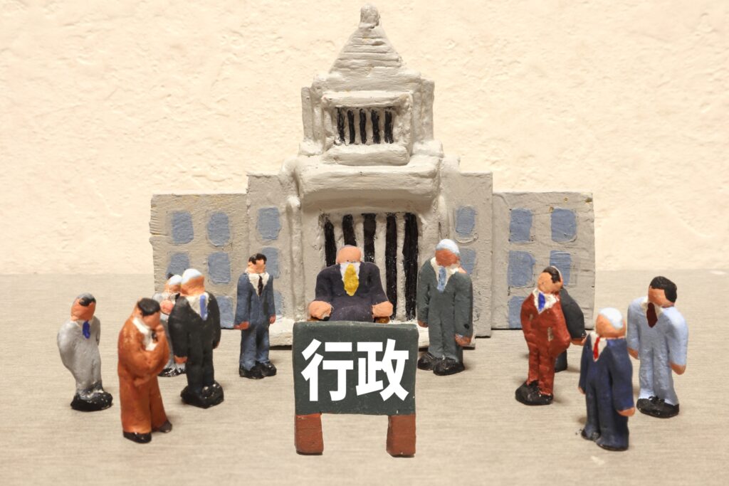 行政と連携した空き家・相続・不動産相談をイメージしたミニチュア