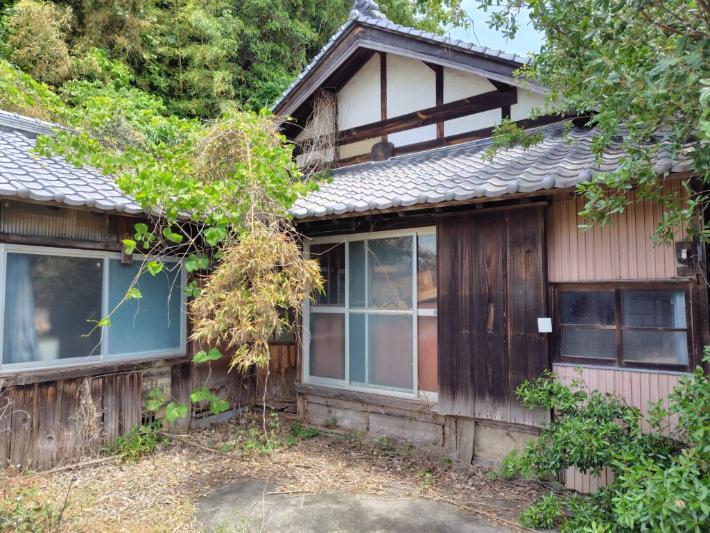 高知県で土地価格より解体費が高くなる空き家のイメージ
