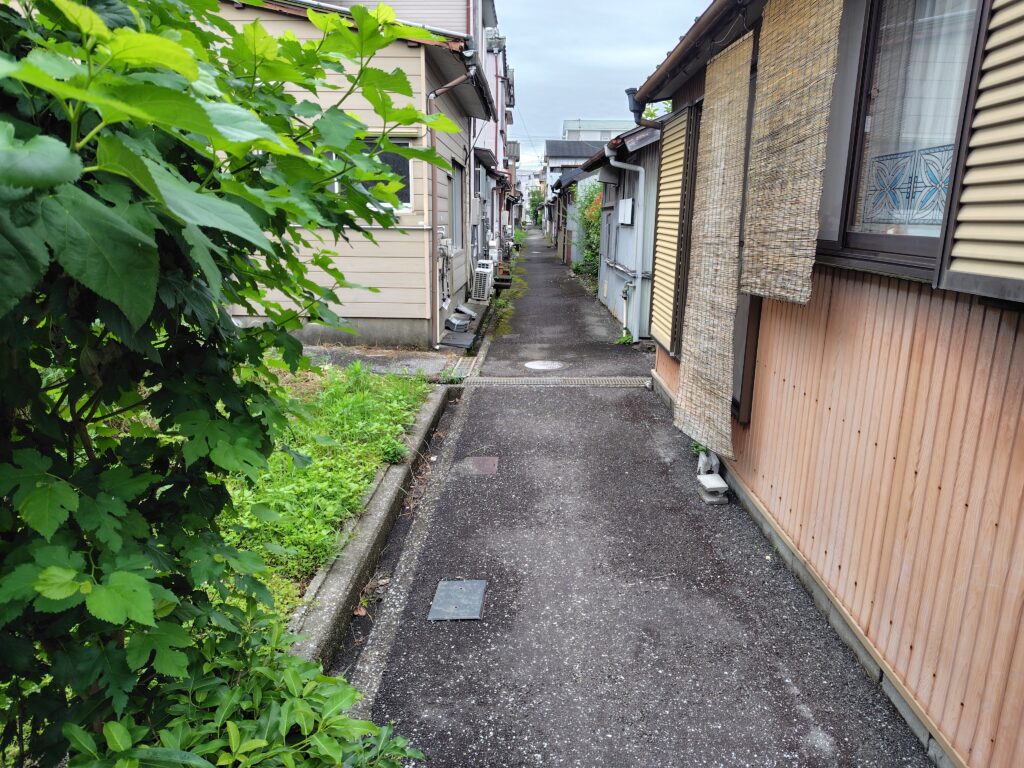 高知市にある接道義務を果たさない密集住宅街の写真