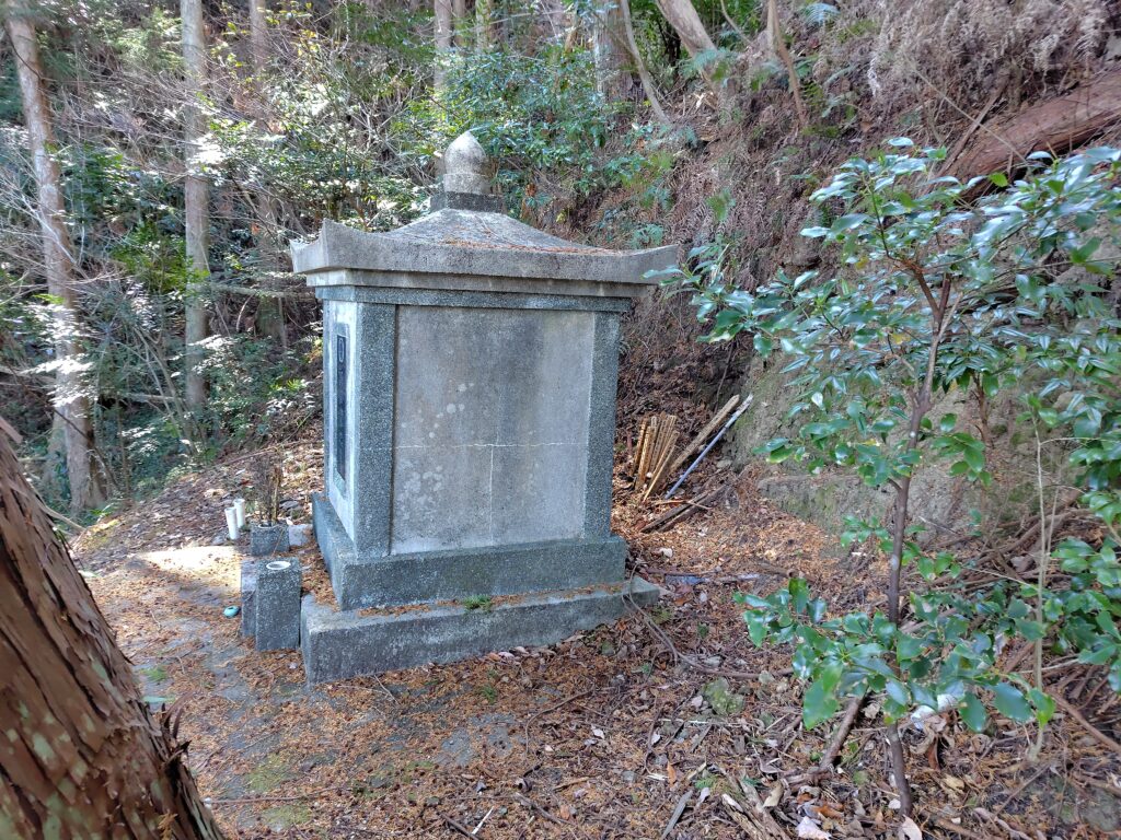 山林内に存在するお墓。書類だけでは把握できない現況確認の事例