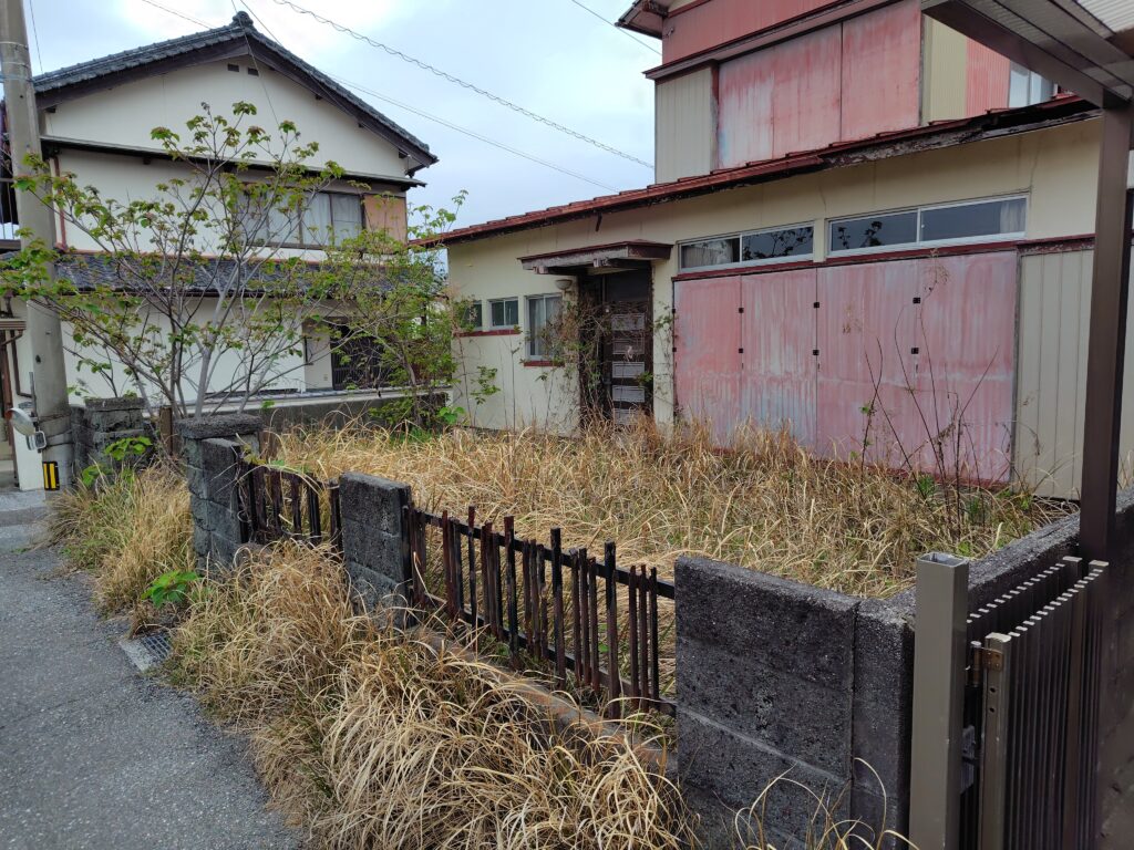 売却が難しい空き家でも固定資産税が課税されることを表現した住宅