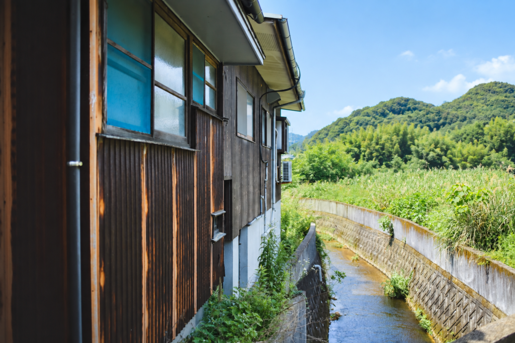 相続した土地に知らない人の家が建っているケースのイメージ