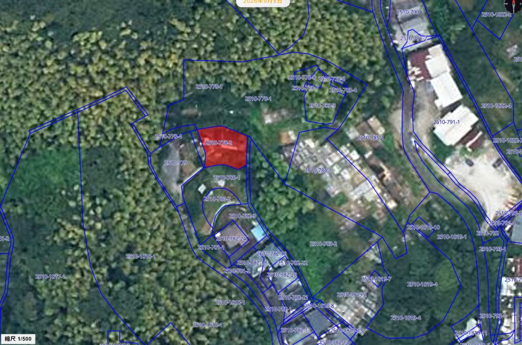 地番図と航空写真を照らし合わせて不動産の位置を確認する様子