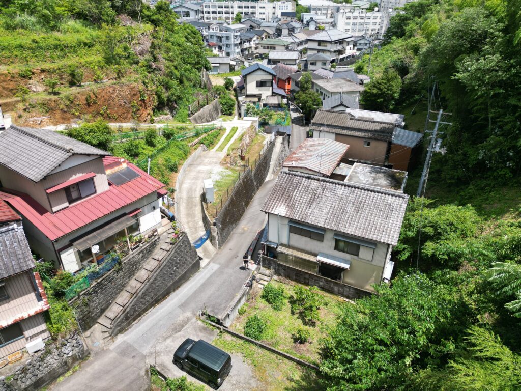 高知県内の市街地にある宅地と相続土地国庫帰属制度の負担金のイメージ