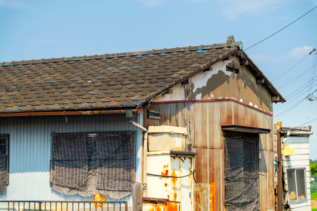 老朽化した建物が建つ土地のイメージ