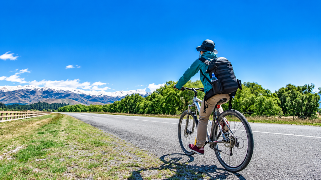 気持ちと体力に余裕があるうちに行動することをイメージした自転車に乗る人